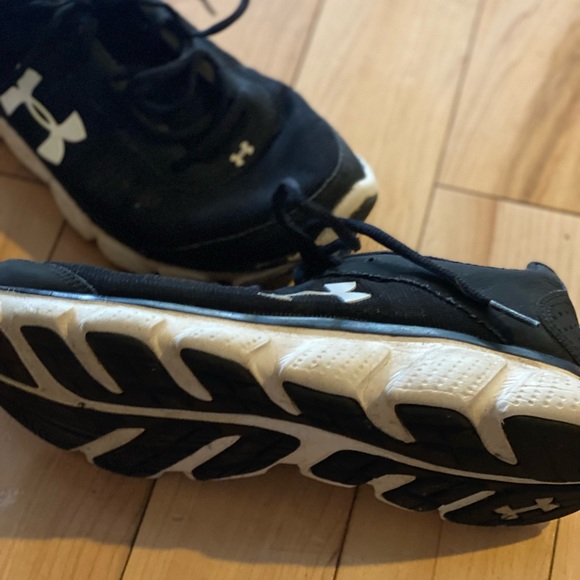 Great condition barely used woman's Under Armour sneakers 8.5 - Picture 4 of 7